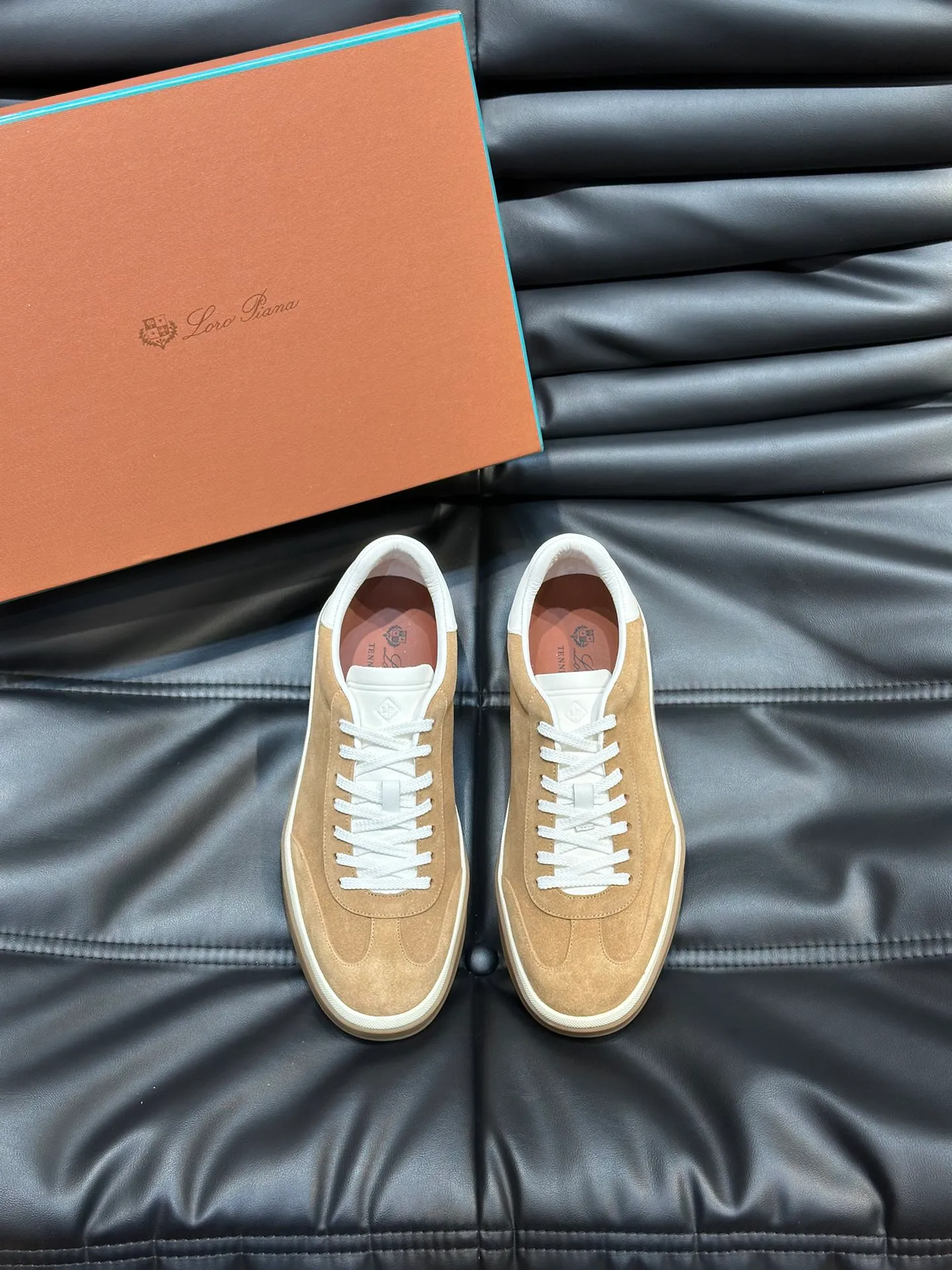 p420 Men's Shoes New 🆕Lp Old Money Style Men's Low-top Casual Tennis Shoes Loro Piana's high-end series has launched sports shoe styles made of soft cowhide. The breathable properties and flexible texture of natural materials make the sneakers both functional and comfortable. The high-quality metal-free tanning and tumble process highlights the natural texture of the leather, while the camel-colored sole and white rubber trim create a double-layer sole effect, making it an everyday shoe that can easily create a lazy and casual style! Size: 39-44 (45, 46 customized